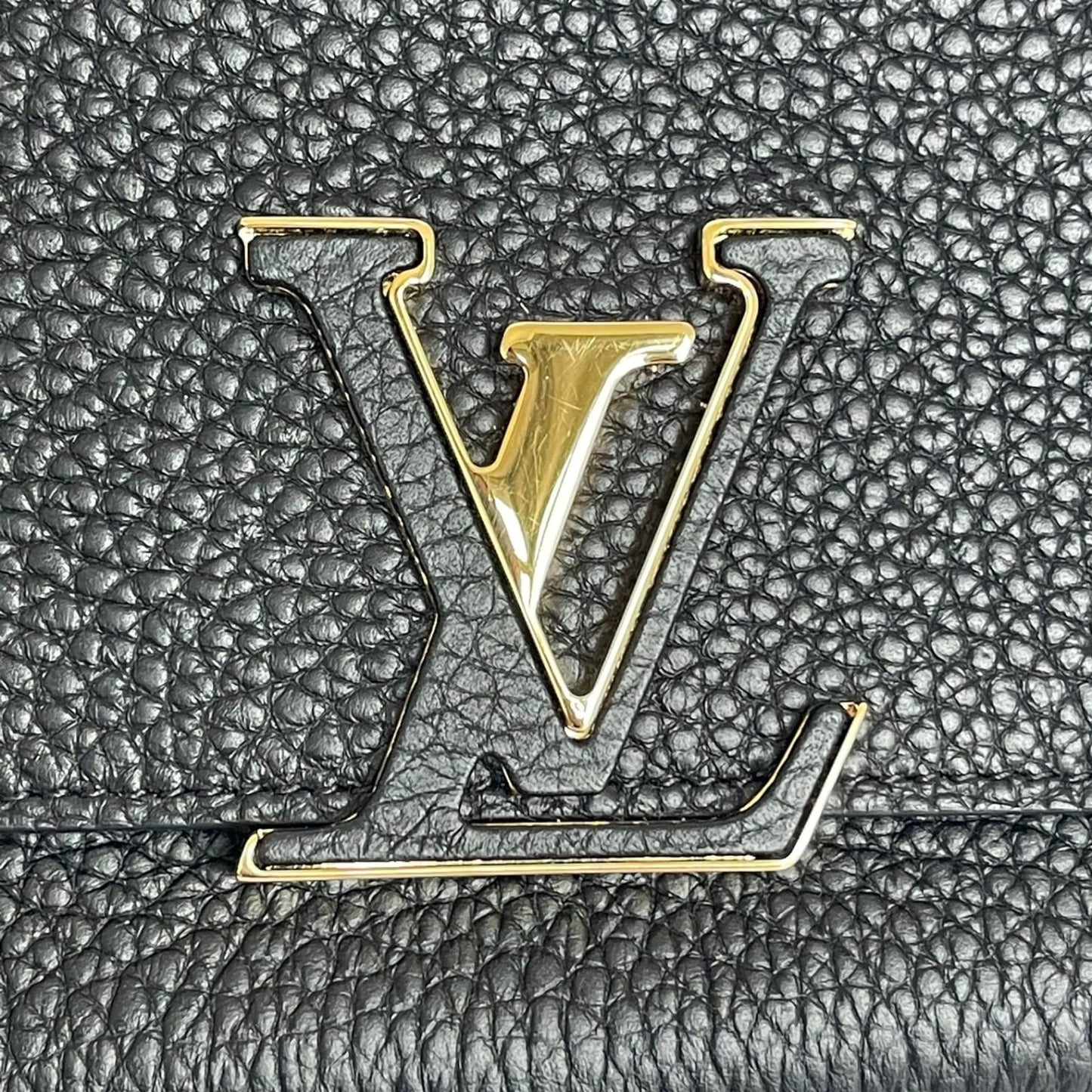 Louis-Vuitton Capucines Wallet Taurillon Black GHW