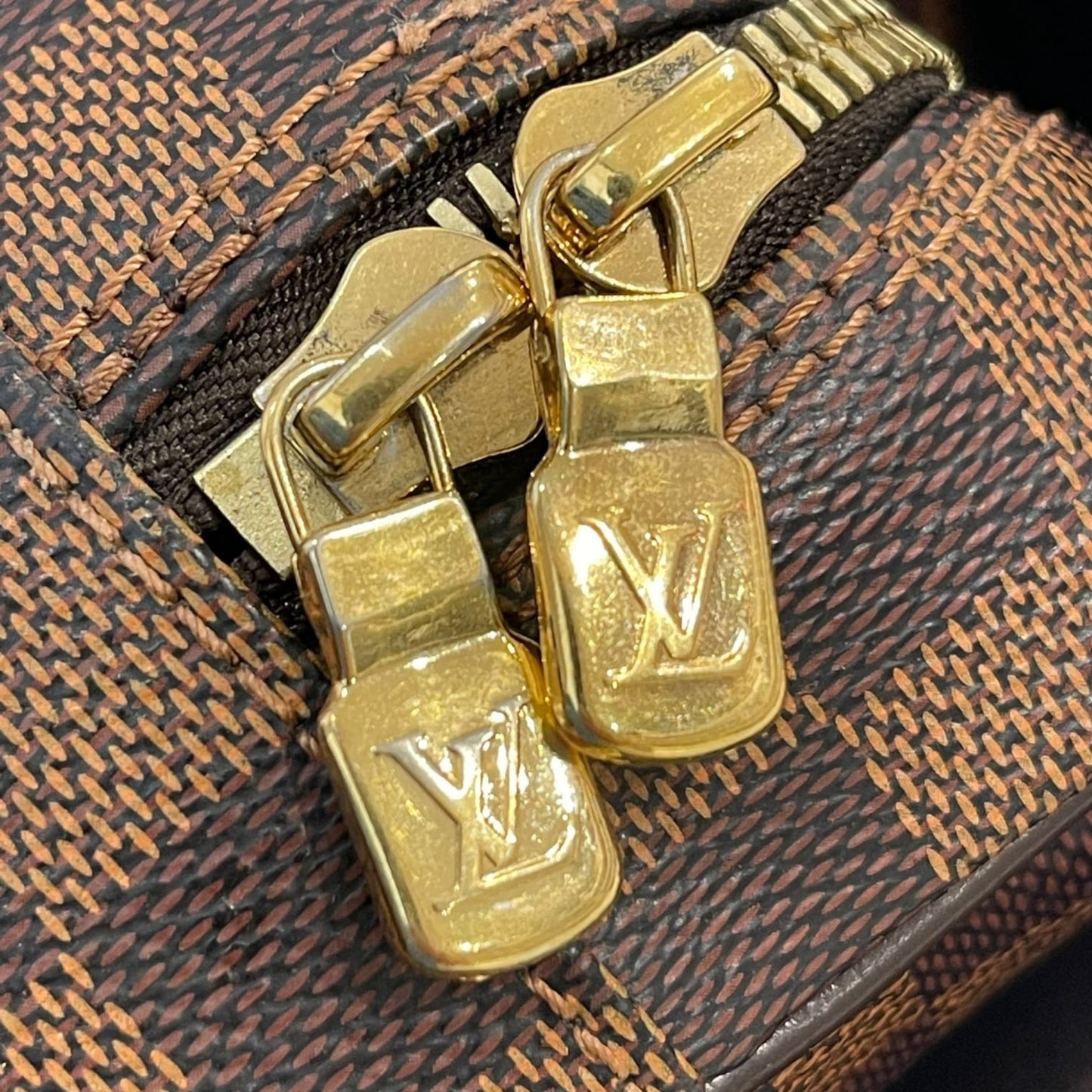 Louis-Vuitton MM Shelton Damier Ebene Canvas GHW