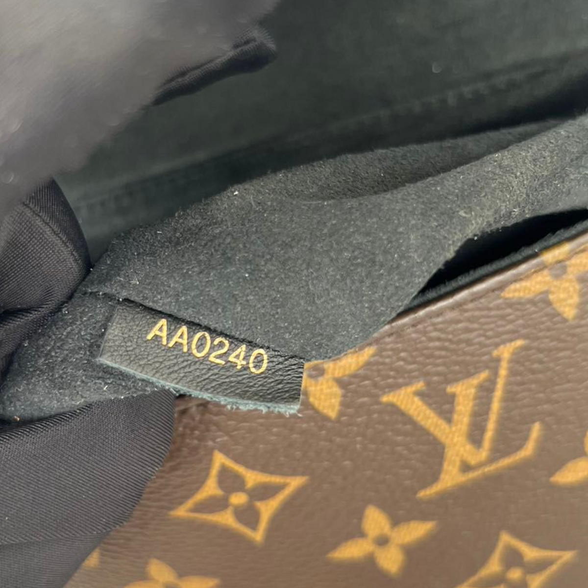 Louis-Vuitton Monogram Locky BB Black GHW