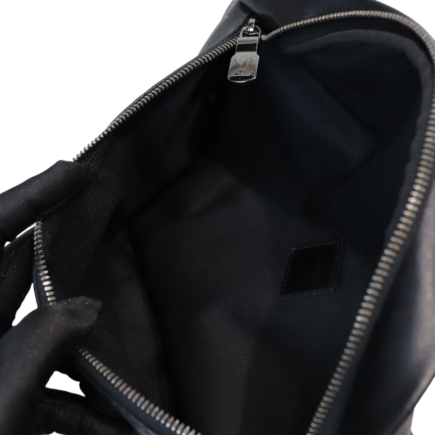 Louis-Vuitton Monogram Discovery Bum Bag