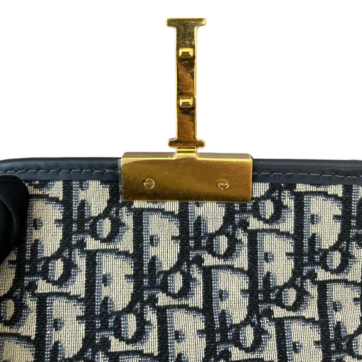 Oblique 30 Montaigne Box Bag Blue GHW