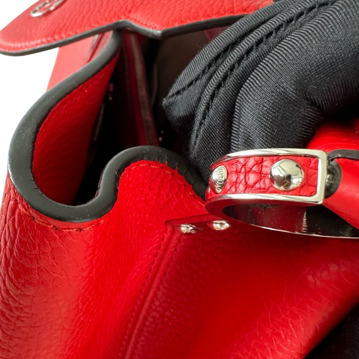 Louis-Vuitton Capucines MM Taurillon Calfskin Red SHW