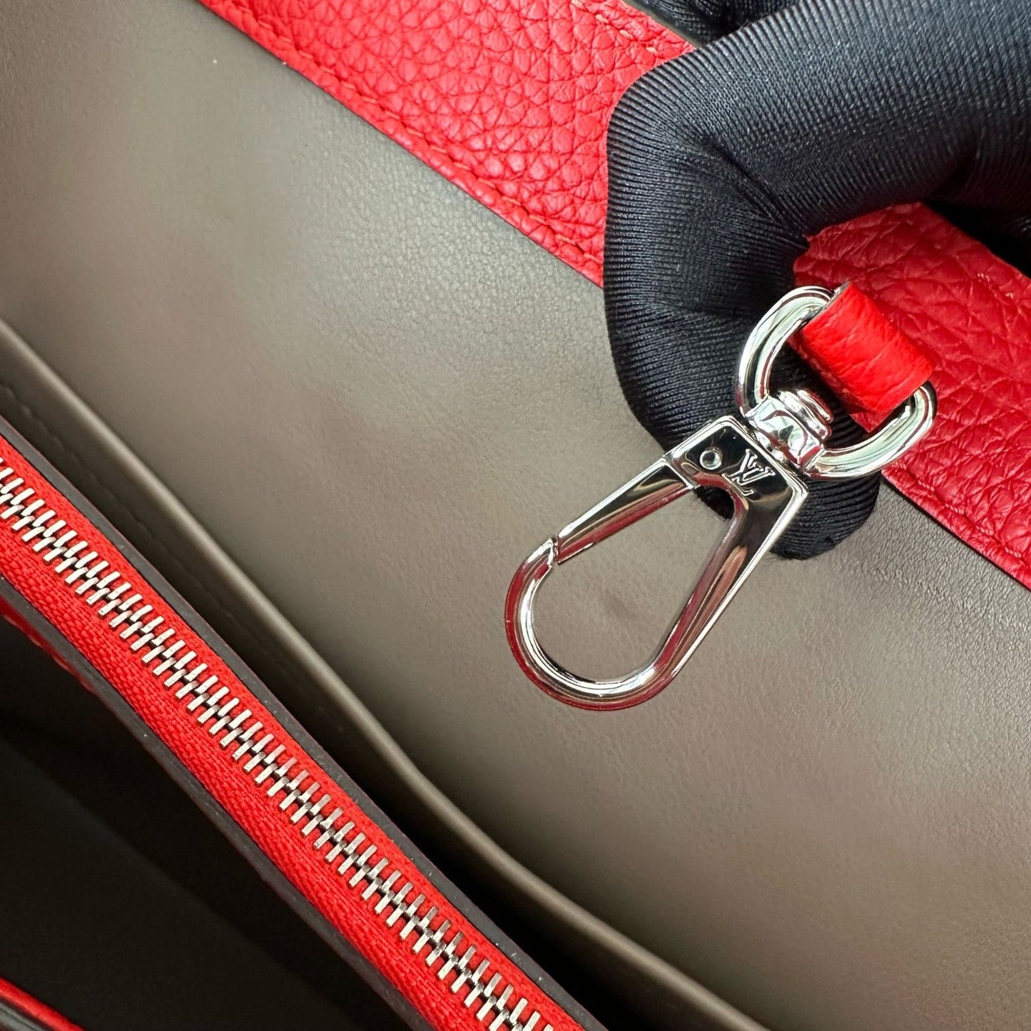 Louis-Vuitton Capucines MM Taurillon Calfskin Red SHW