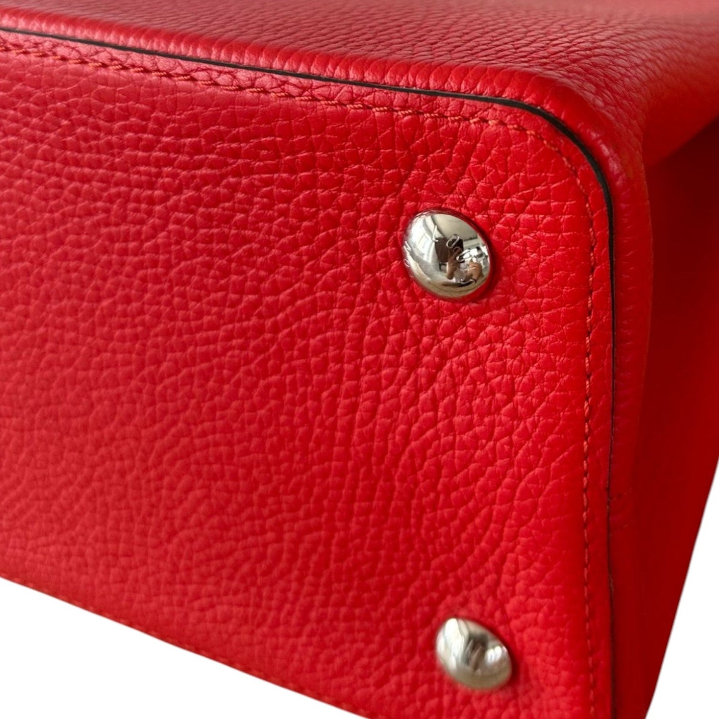 Louis-Vuitton Capucines MM Taurillon Calfskin Red SHW