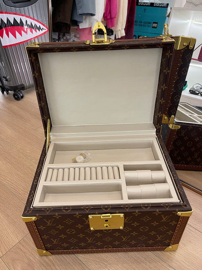 Franco Shops - Louis Vuittons  - 9504