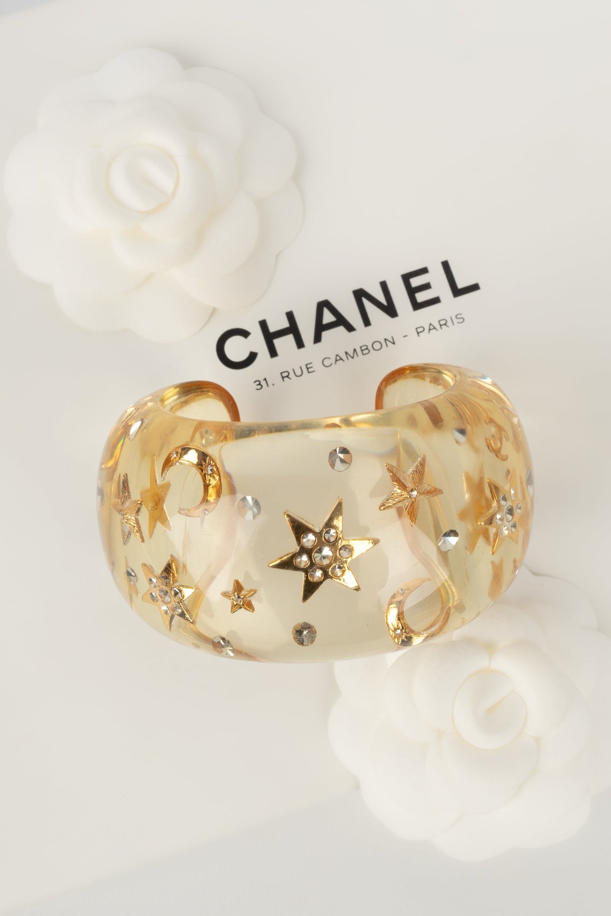 Bracelet manchette en lucite Chanel