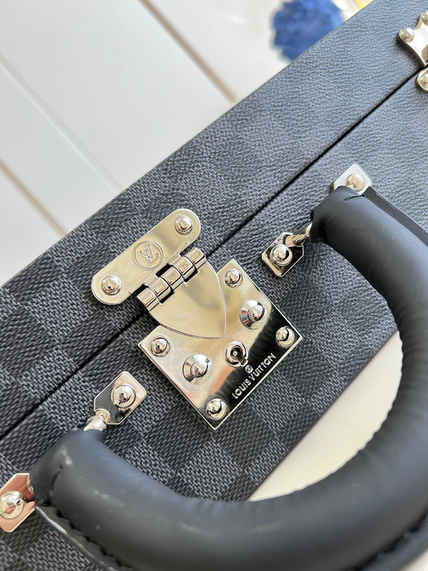 Franco Shops - Louis Vuittons  - 9505