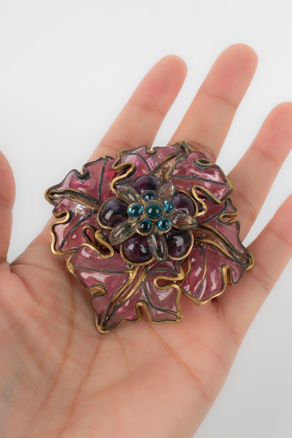 Broche en pâte de verre Chanel 1990s