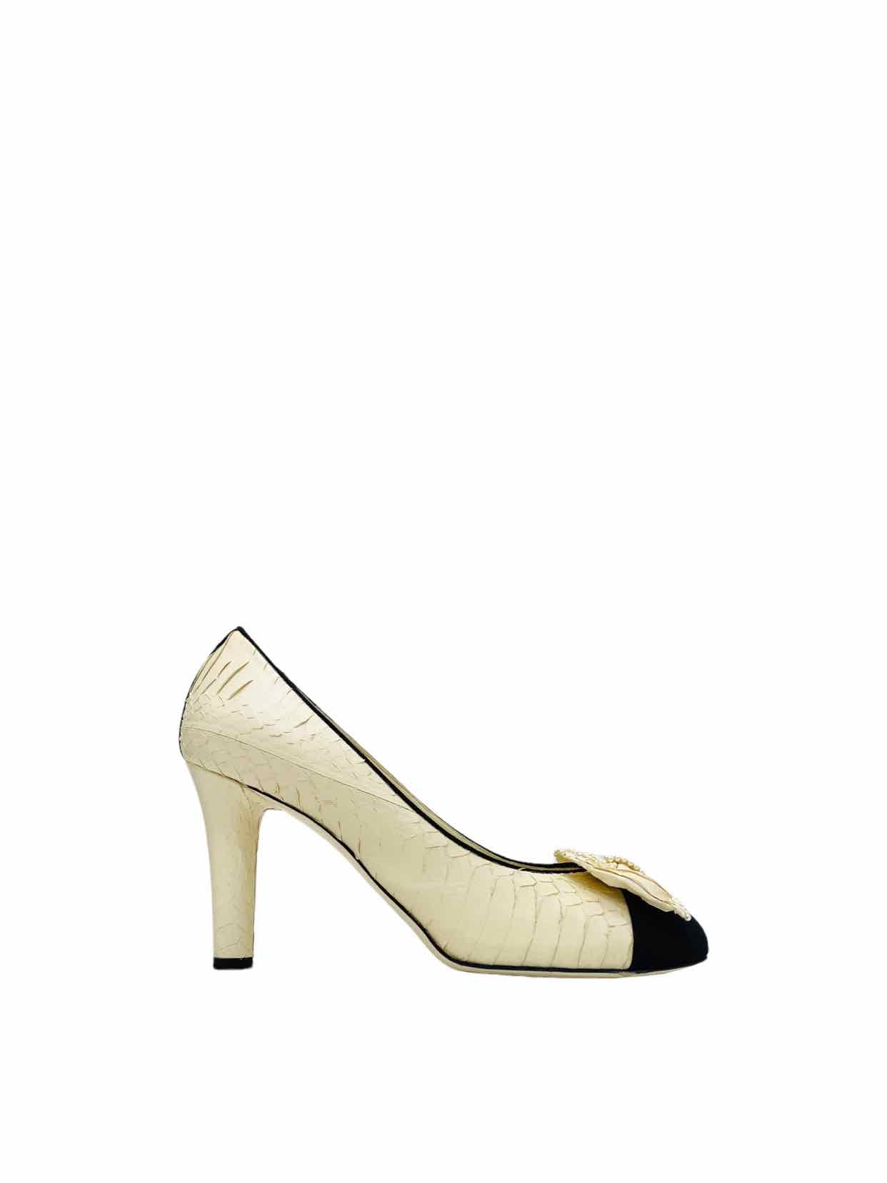 CHANEL Bow Cream w/ Black Size EU 38.5 Pumps
