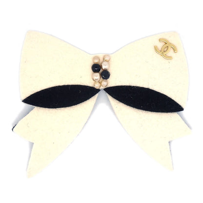 CHANEL 2002 Faux Pearl Bow Brooch Pin White Felt ao32524
