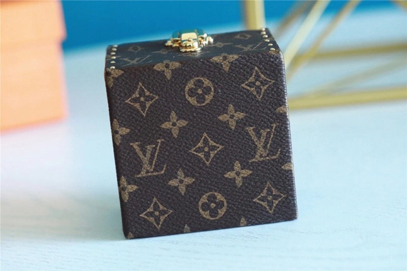 Franco Shops - Louis Vuittons  - 9526