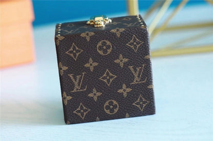 Franco Shops - Louis Vuittons  - 9526