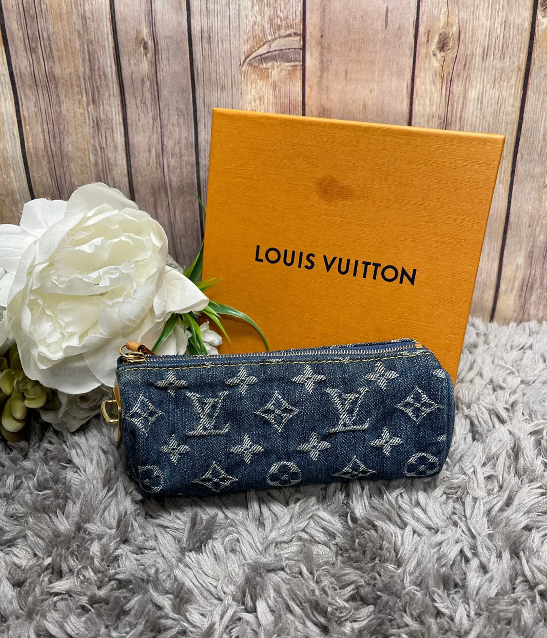 Handbag Designer By Louis Vuitton  Size: Small