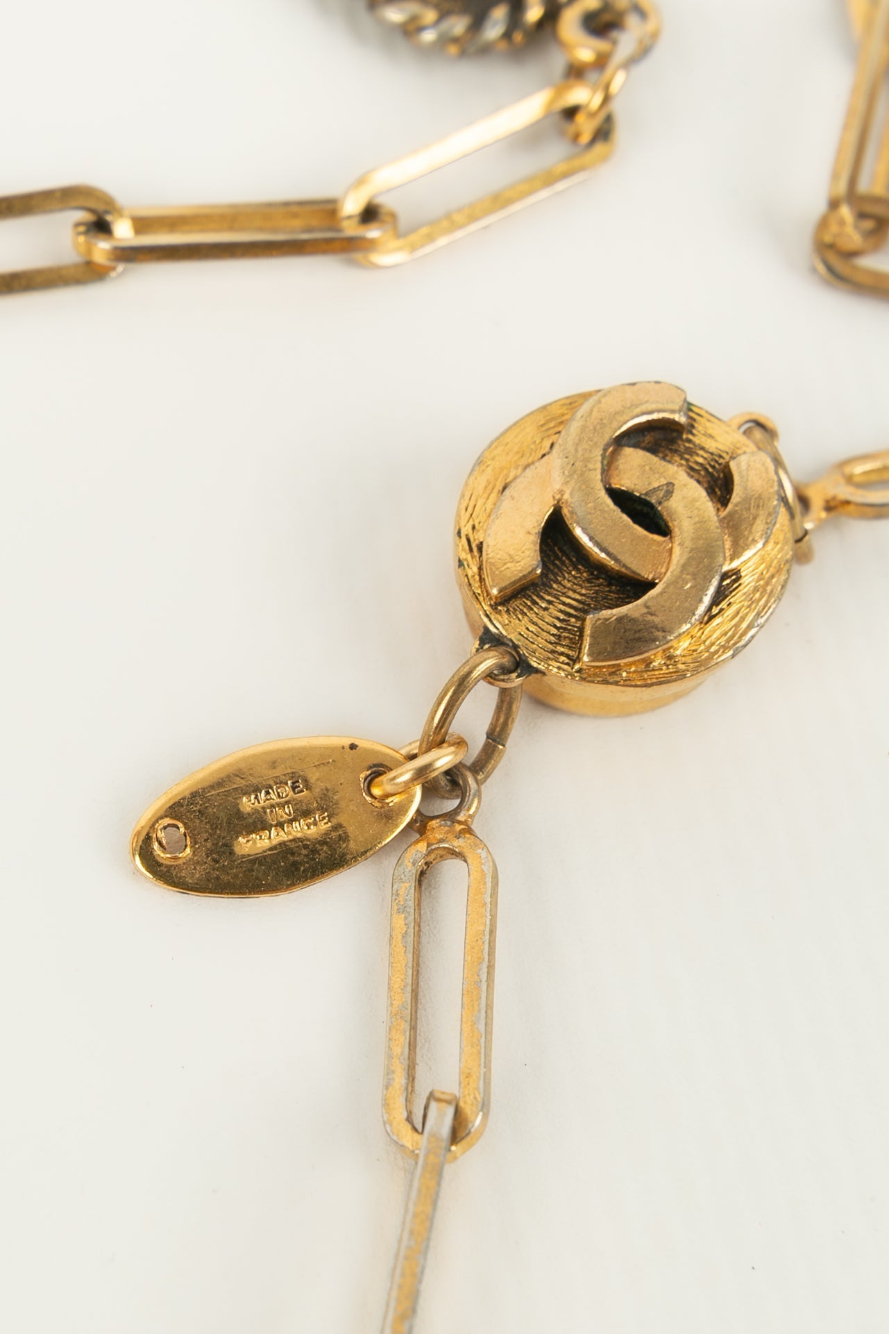 Collier doré Chanel 1984