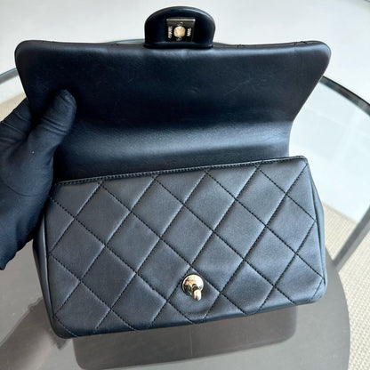 2020 Elegant Resin Chain Classic Flap Quilted Lambskin Black GHW No 29
