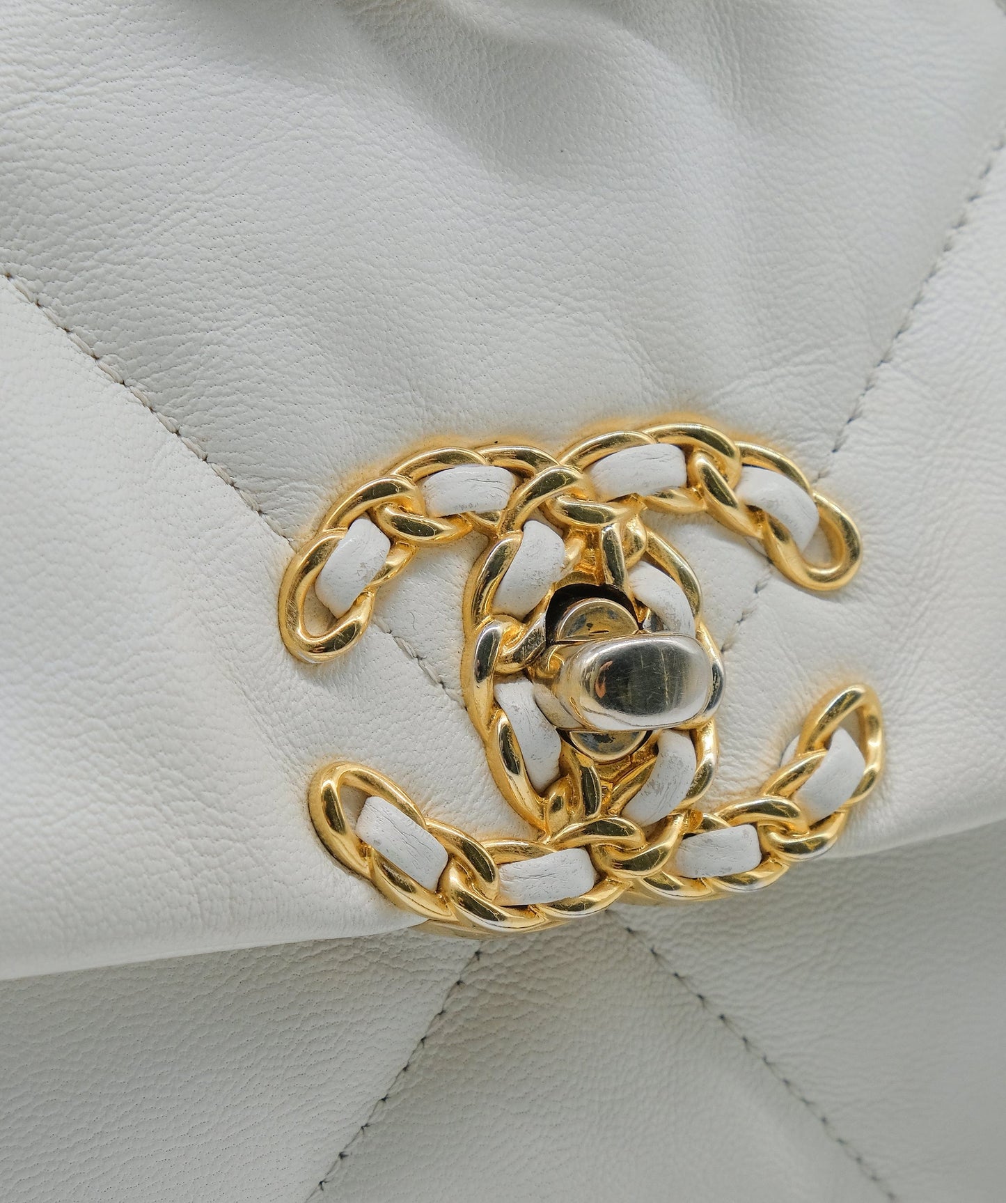 Chanel 19 White RJC3370