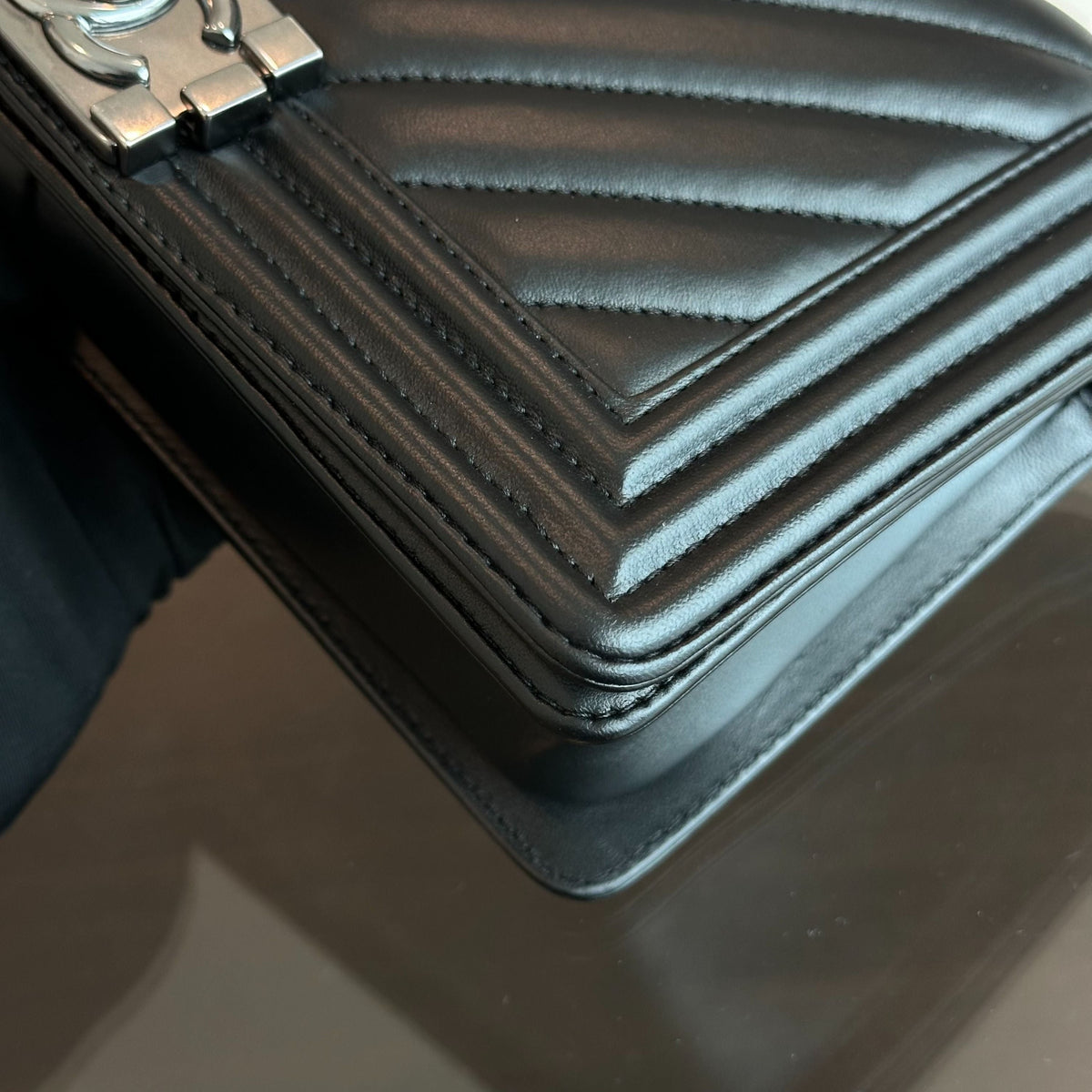 Boy Chevron Old Medium 25CM Lambskin Leboy Black SHW No 26