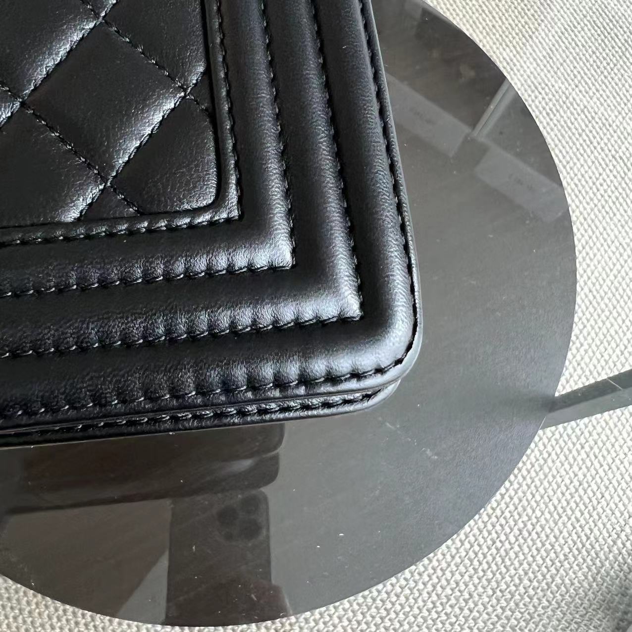 Boy Old Medium 25CM Quilted Lambskin Black Leboy Golden Hardware Series 23