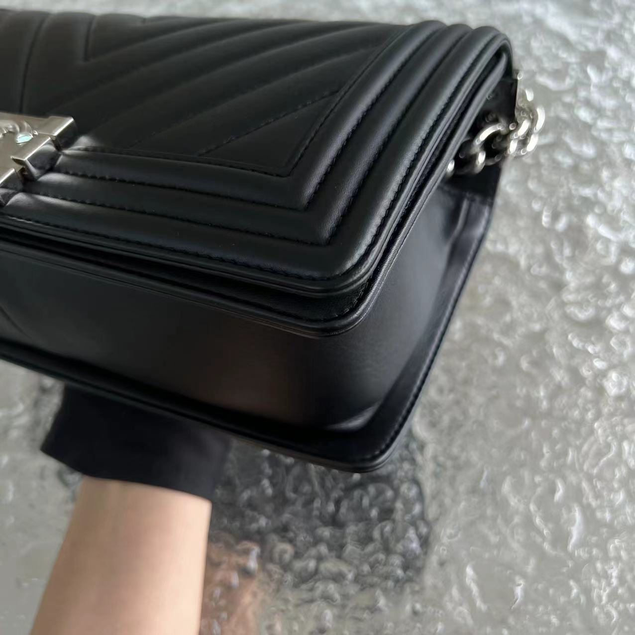 Boy Old Medium Chevron Calfskin Black Silver Hardware Series 22