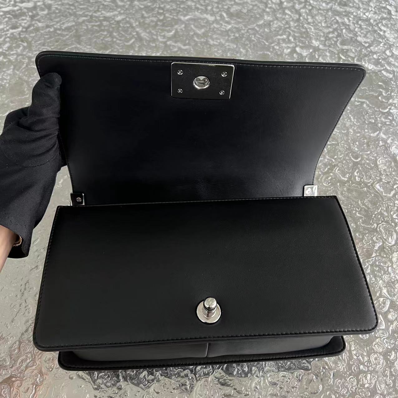 Boy Old Medium Chevron Calfskin Black Silver Hardware Series 22