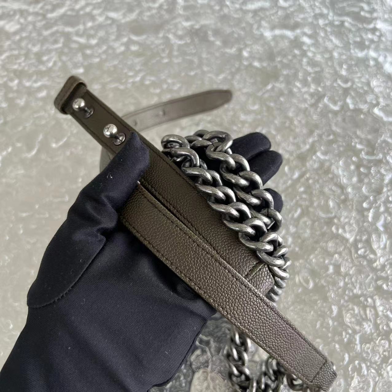 Caviar Boy Old Medium 25CM Quilted Grained Calfskin Olive Green Ruthenium Silver Hardware Series 23
