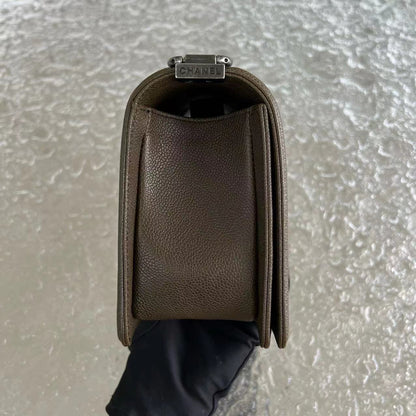 Caviar Boy Old Medium 25CM Quilted Grained Calfskin Olive Green Ruthenium Silver Hardware Series 23