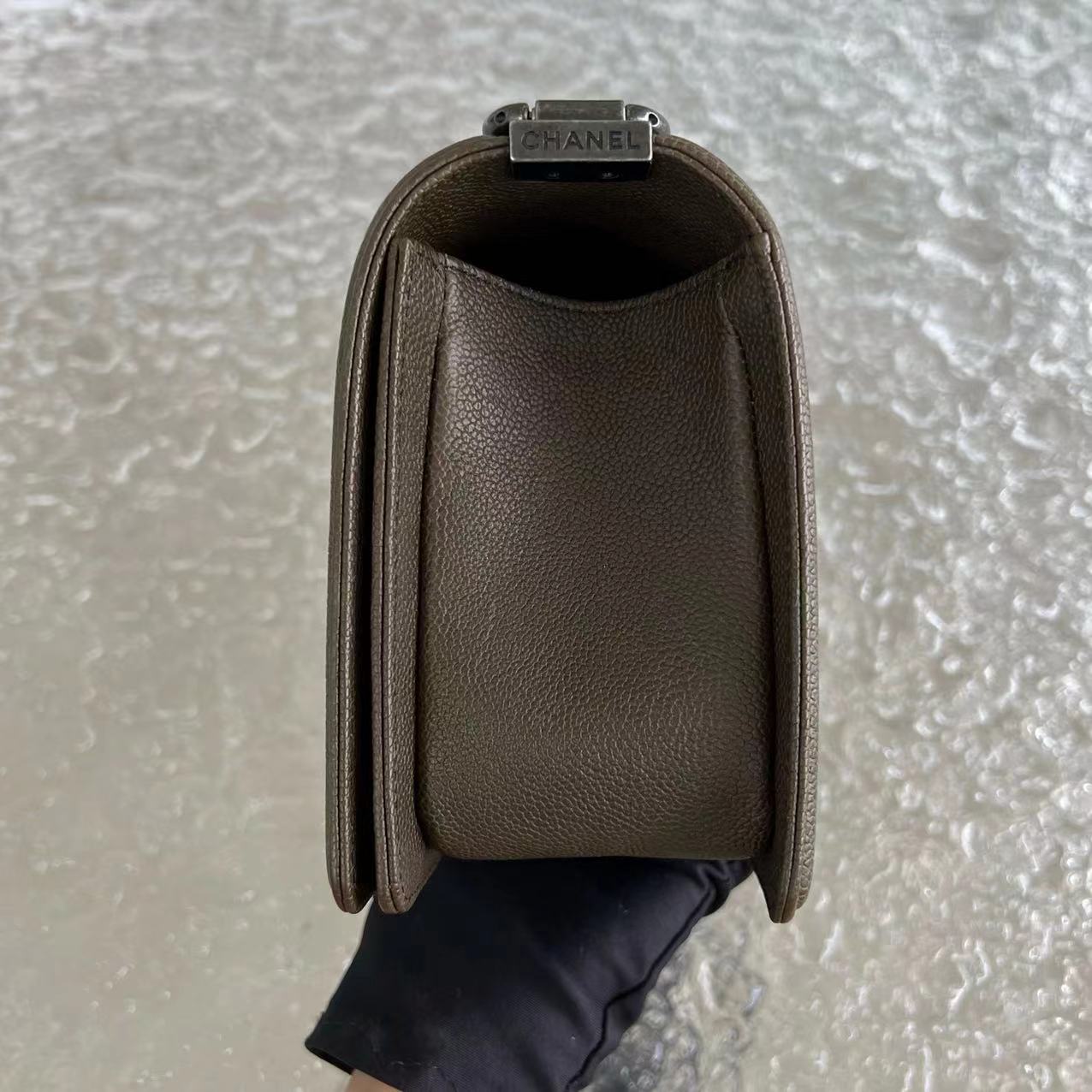 Caviar Boy Old Medium 25CM Quilted Grained Calfskin Olive Green Ruthenium Silver Hardware Series 23