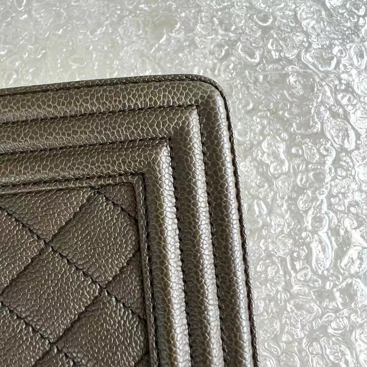 Caviar Boy Old Medium 25CM Quilted Grained Calfskin Olive Green Ruthenium Silver Hardware Series 23