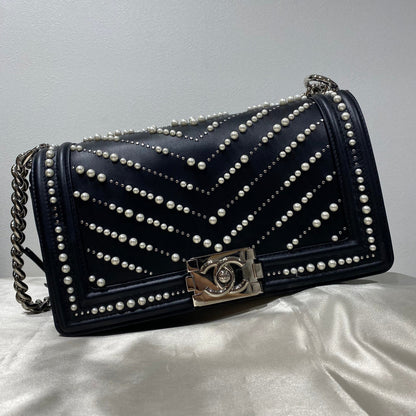 CHANEL PEARL BOYCHANEL MEDIUM CHAIN SHOULDER BAG BLACK LEATHER 90210965