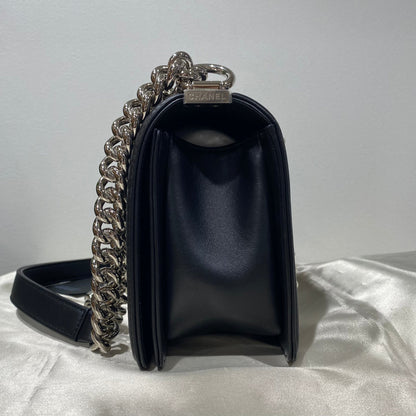 CHANEL PEARL BOYCHANEL MEDIUM CHAIN SHOULDER BAG BLACK LEATHER 90210965