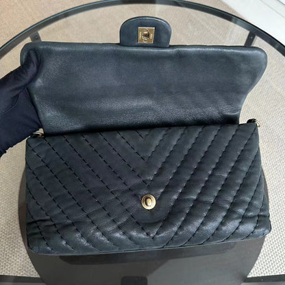 Chevron V-Stich Seasonal Classic Flap Black GHW NO 14