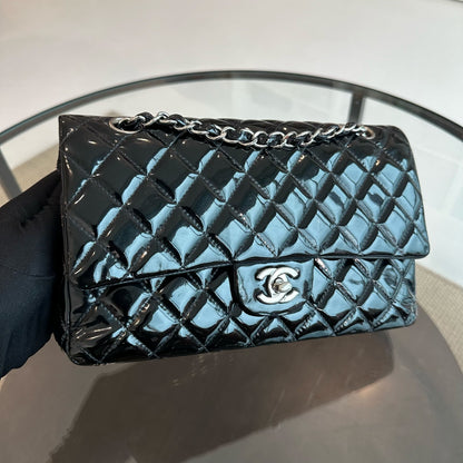 Classic Flap Medium Patent Leather Quilted Black No 19