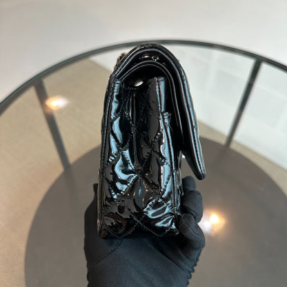 Classic Flap Medium Patent Leather Quilted Black No 19