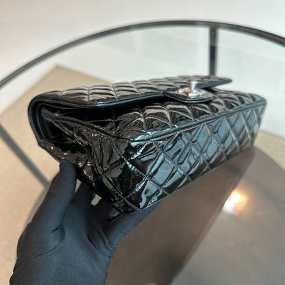Classic Flap Medium Patent Leather Quilted Black No 19