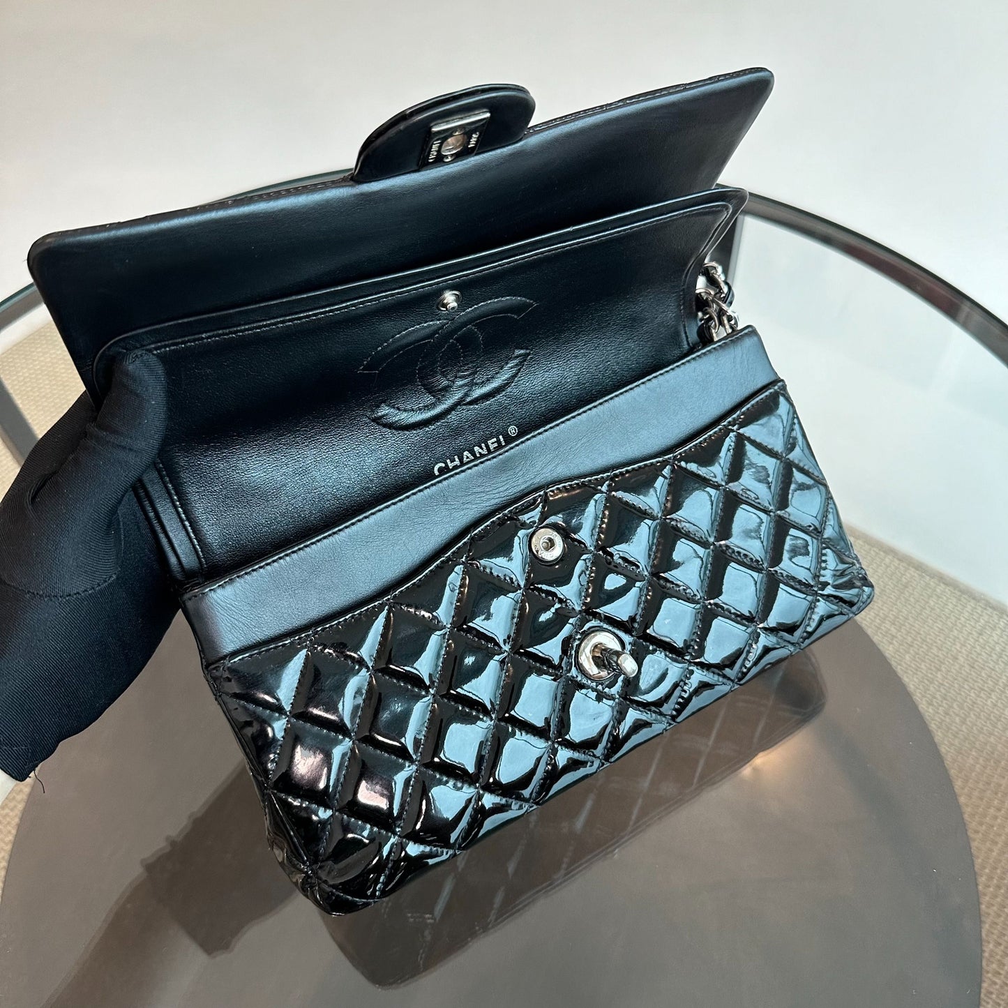 Classic Flap Medium Patent Leather Quilted Black No 19