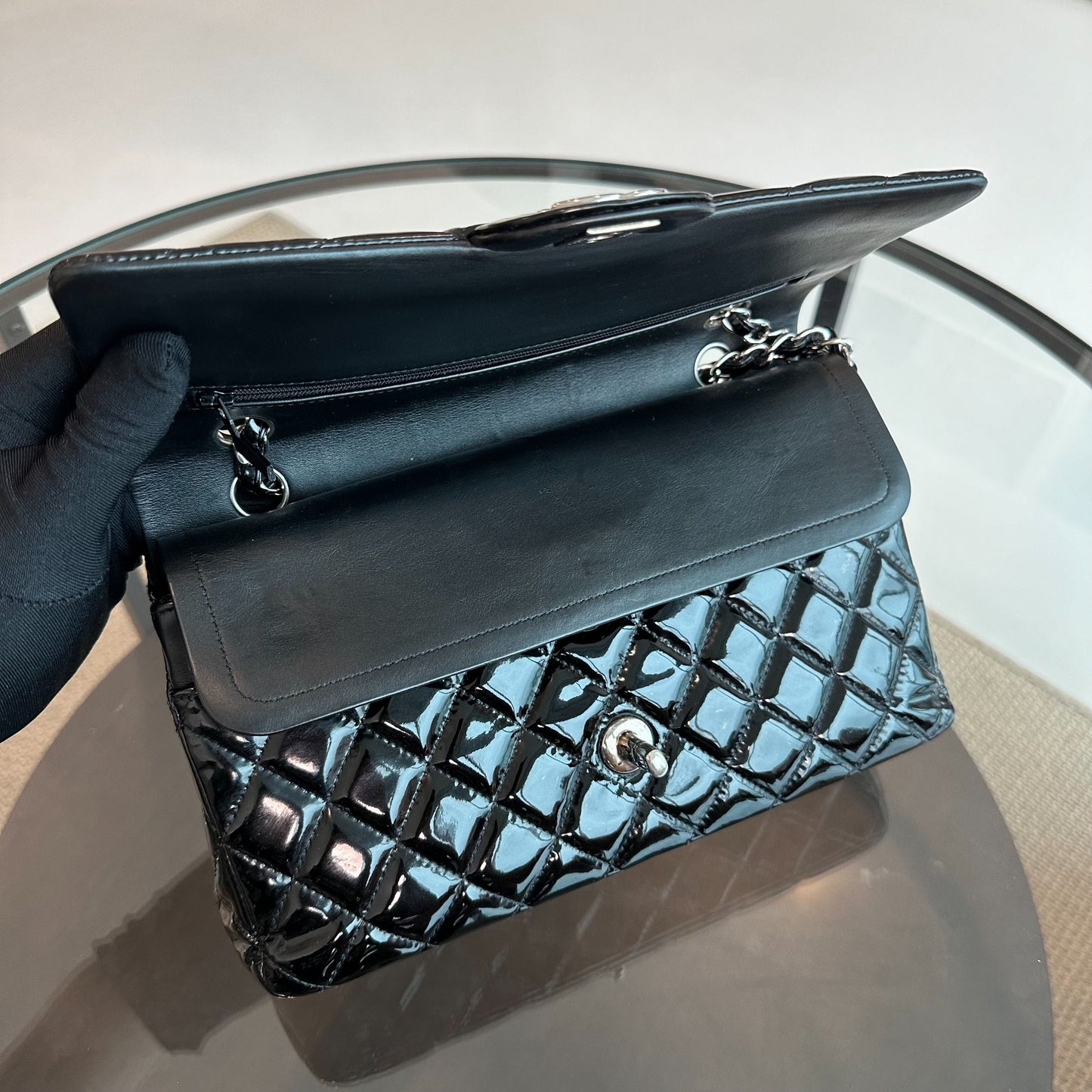 Classic Flap Medium Patent Leather Quilted Black No 19