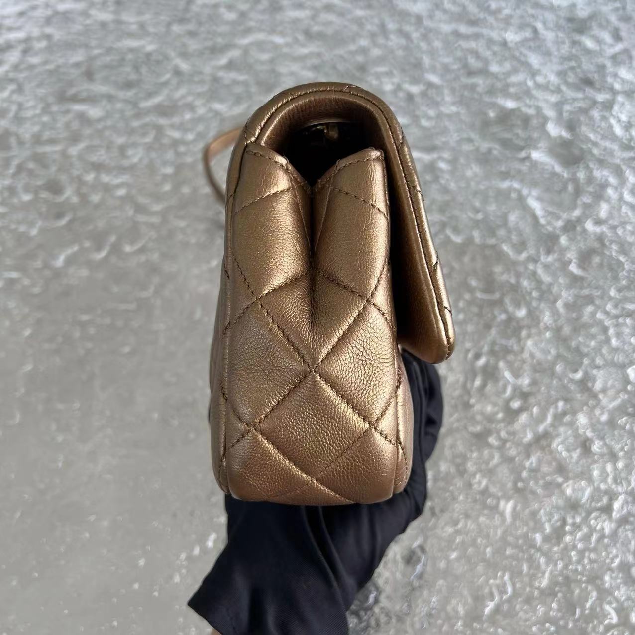 Classic Flap Seasonal Flap Medium 25CM Quilted Calfskin Bronze Golden Hardware Series 21
