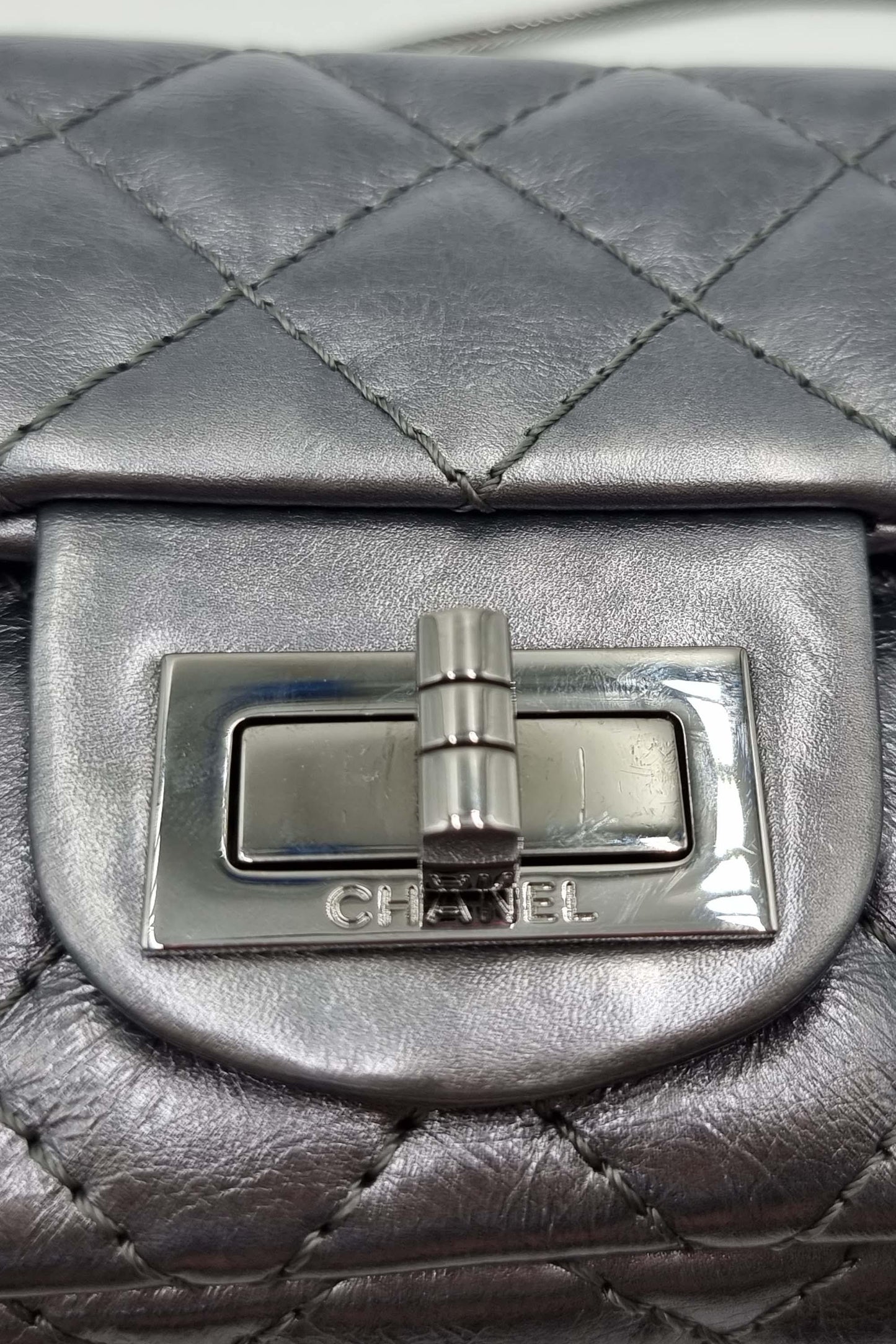 E/W Reissue Clutch on Chain Grey