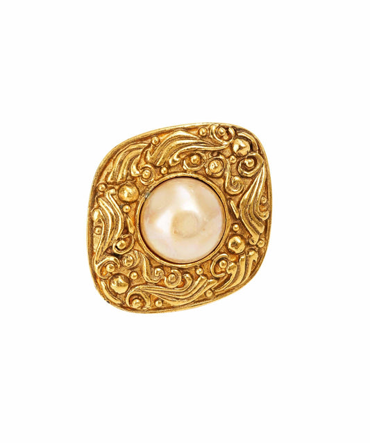 CHANEL Brooch metal Gold CC Auth bs14659 DBXS1647