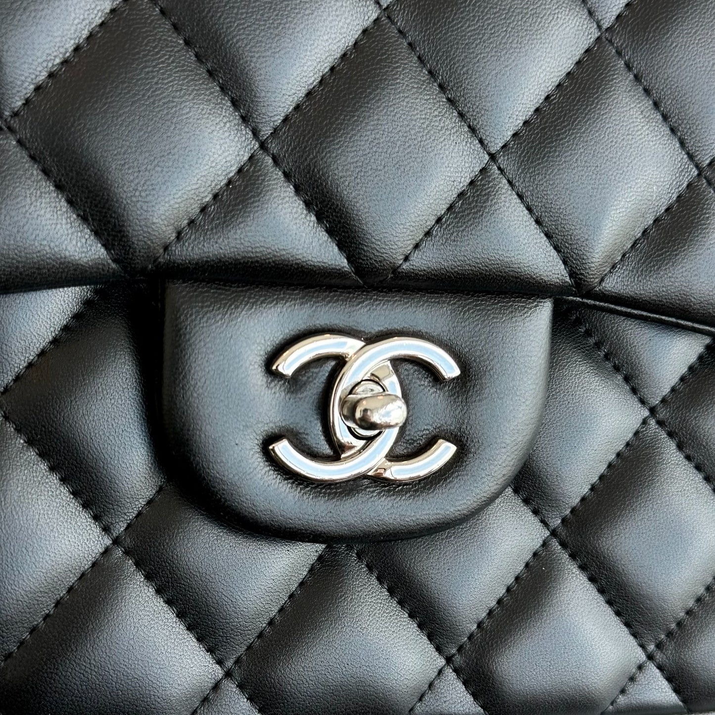Jumbo Classic Flap Double Flap Quilted Lambskin Black SHW No 18