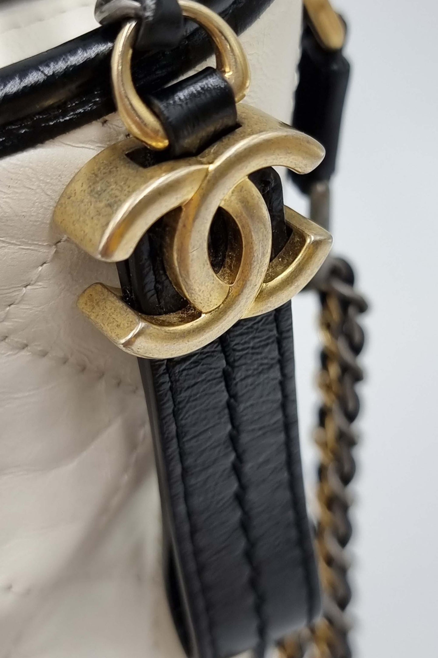 Medium Gabrielle Hobo White Black