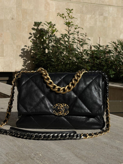 Chanel - Sac 19 noir MM