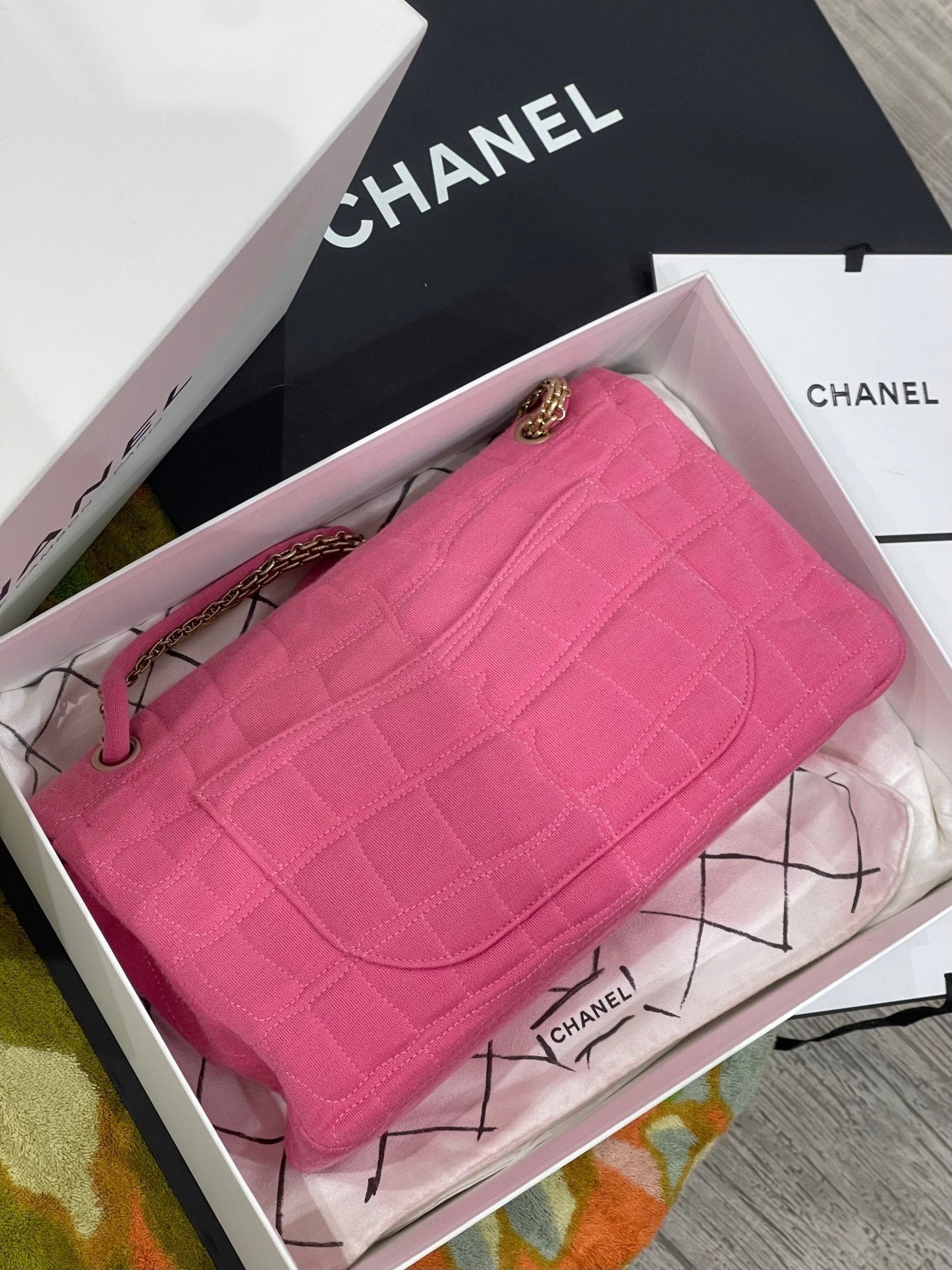 Chanel - Sac 2.55 jersey façon croco rose
