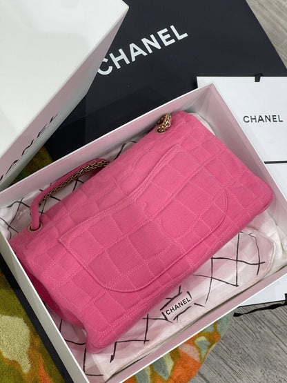 Chanel - Sac 2.55 jersey façon croco rose