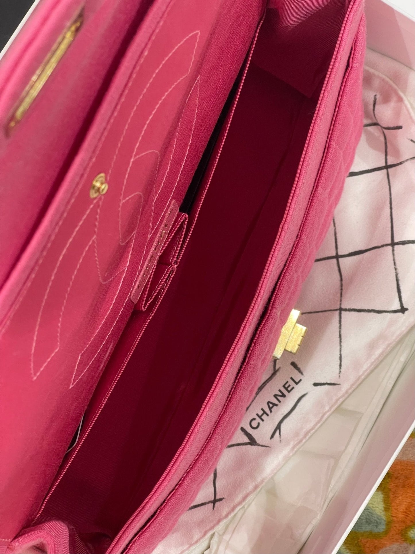 Chanel - Sac 2.55 jersey façon croco rose