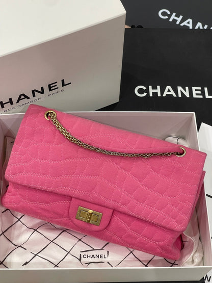 Chanel - Sac 2.55 jersey façon croco rose