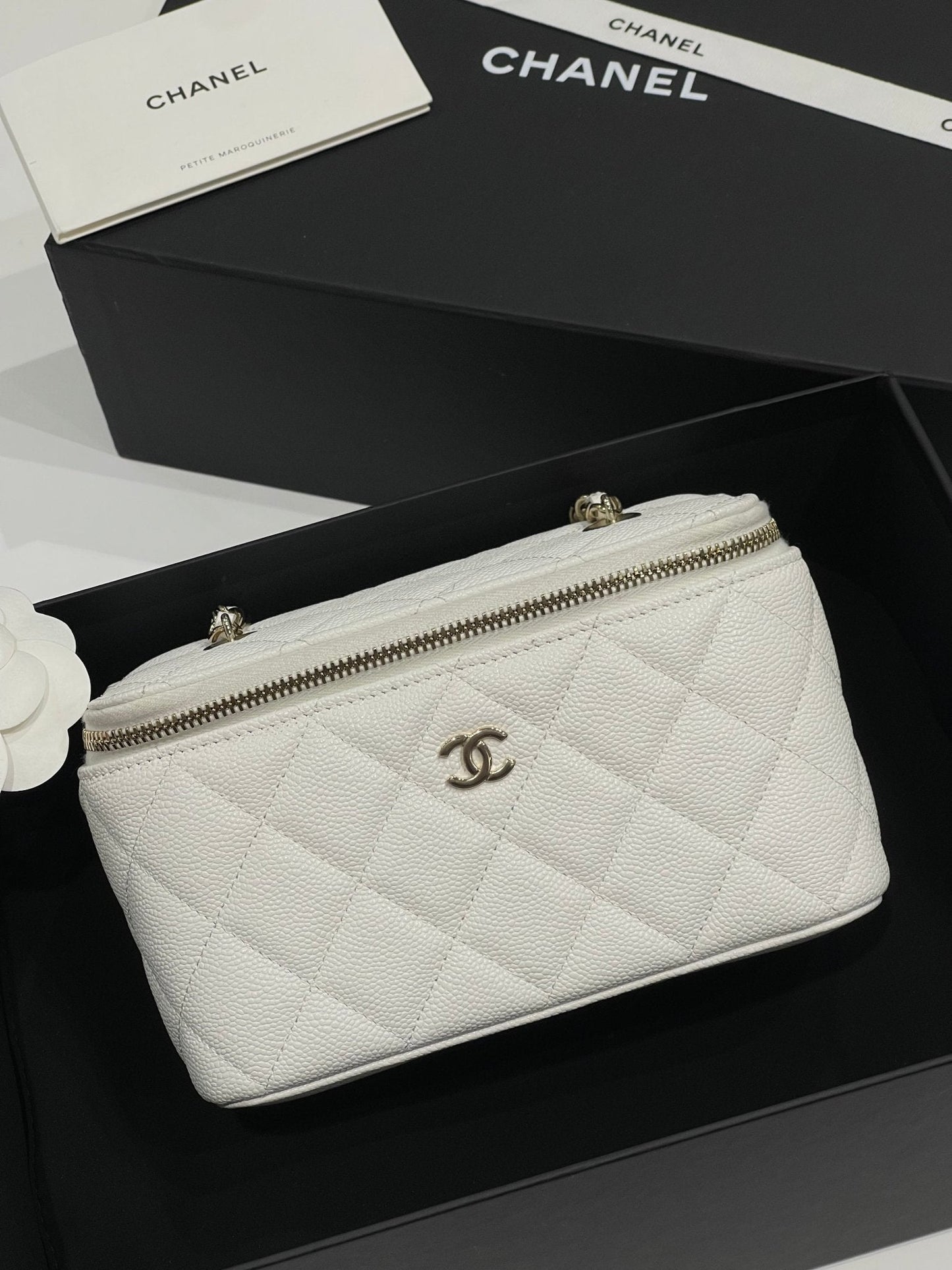 Chanel - Sac mini vanity on chain blanc