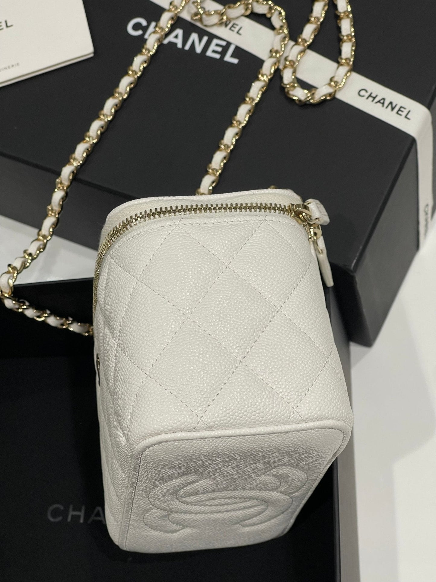 Chanel - Sac mini vanity on chain blanc