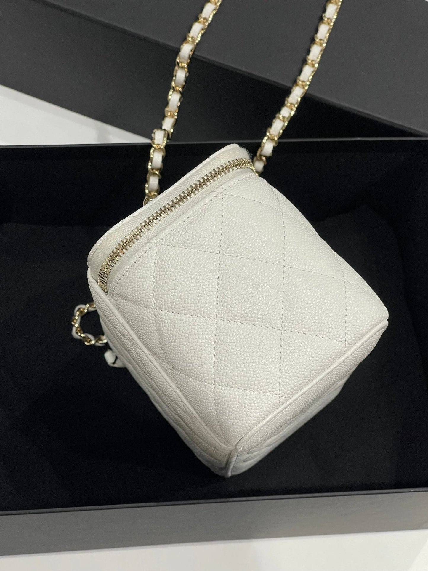 Chanel - Sac mini vanity on chain blanc