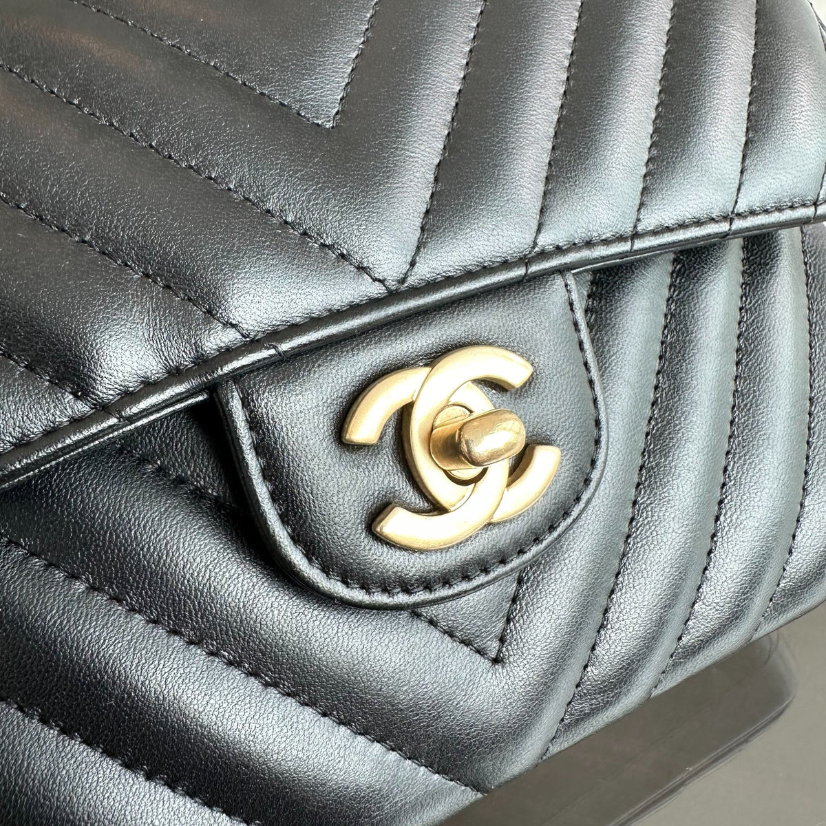 Small Classic Flap Lambskin 23cm Chevron Black GHW No 27